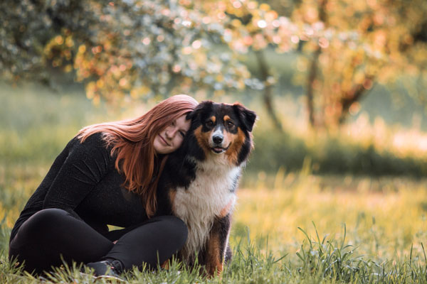 Mädchen kuschelt mit Australien Shephert, Magdeburg